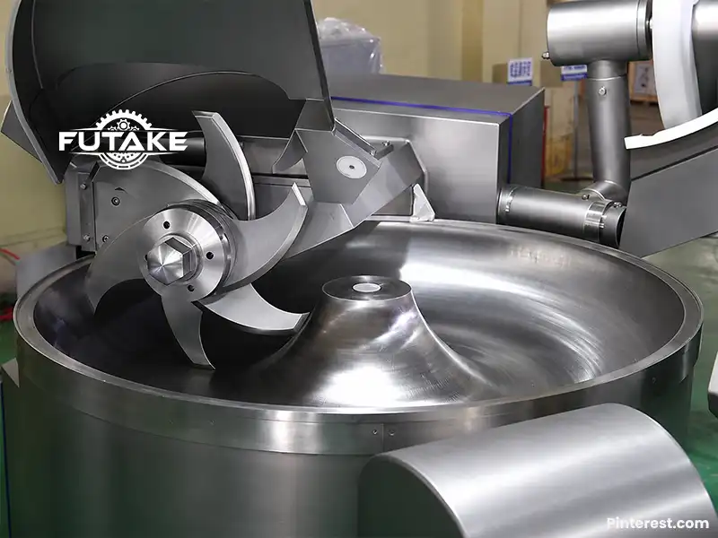mesin bowl cutter yang mengkilap untuk menghaluskan sekaligus mencampur adonan bakso