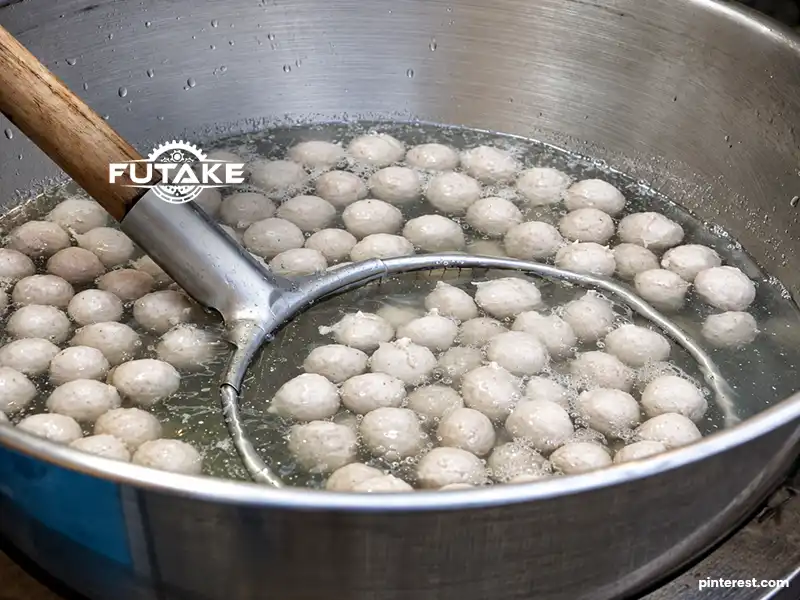 bakso yang sudah direbus dan terbentuk dengan rapi