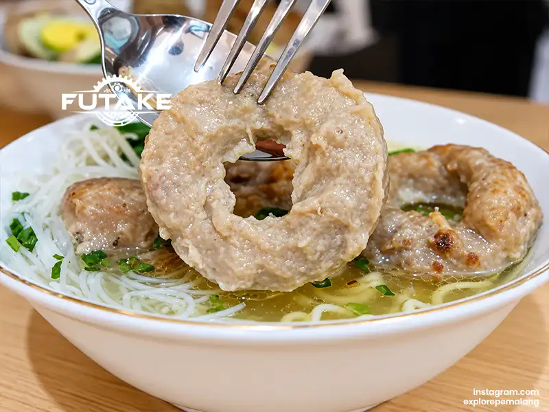 bakso bentuk donat atau cincin yang mempunyai tampilan kekinian dengan lubang yang bisa digunakan untuk saus