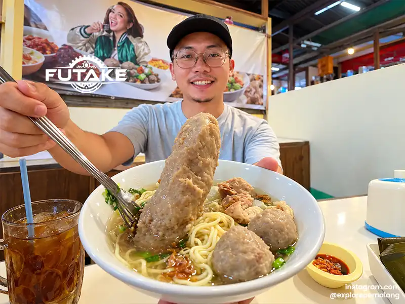 bakso dengan bentuk lonjong yang sedang viral dan banyak di riview food vloger