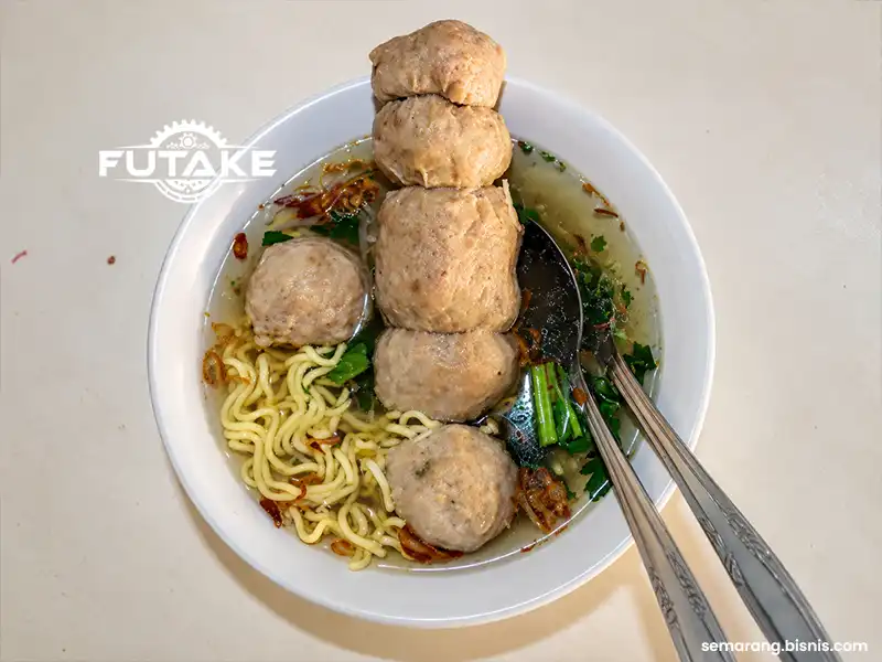 bakso dengan bentuk pocong khas indonesia yang cocok untuk menu edisi halloween