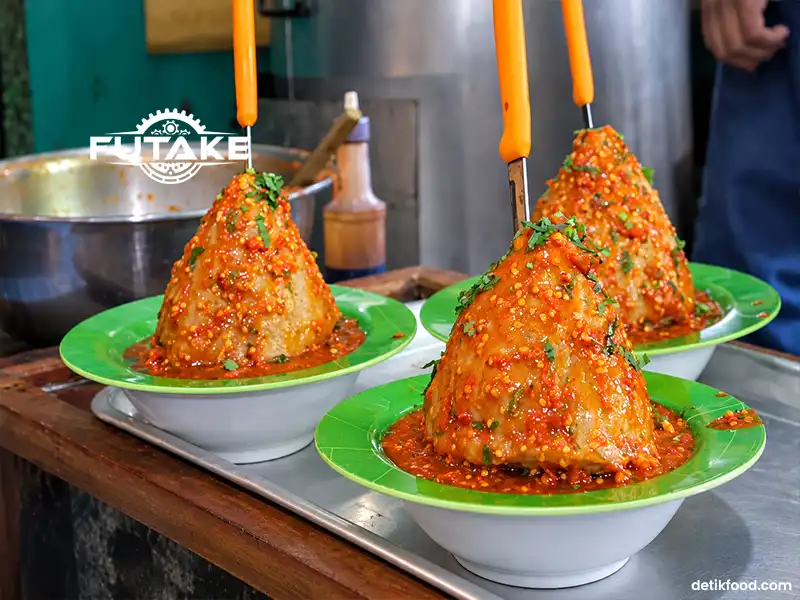 bakso kerucut atau tumpeng yang mengerucut seperti gunung dengan berisi saos lava dan bakso kecil kecil