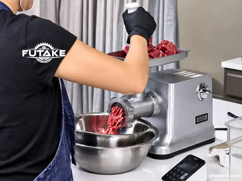 daging digrinder dengan menggunakan mesin meat grinder